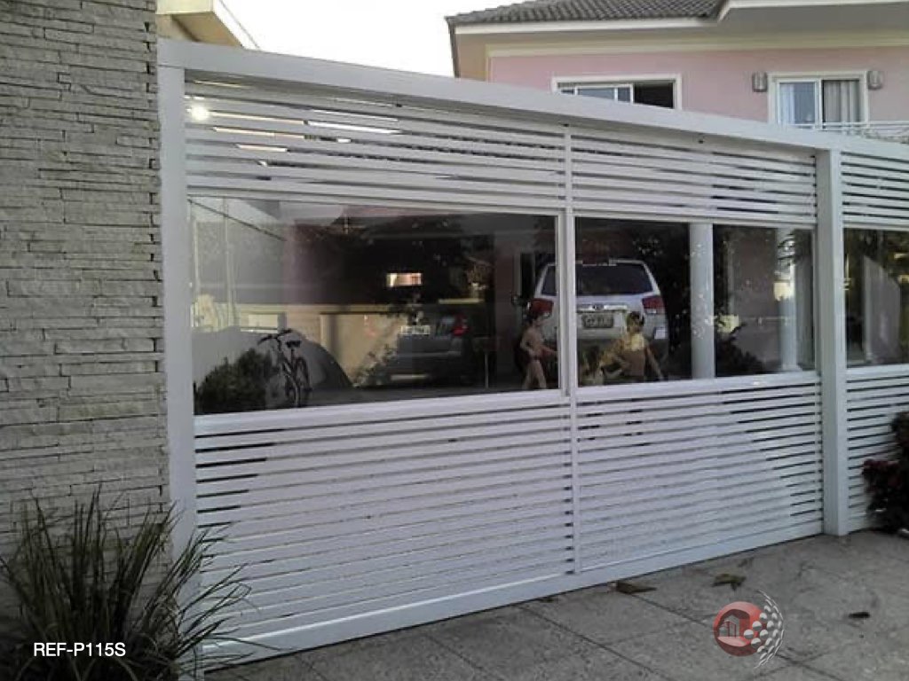 Portão Semi-Aberto com Vidro