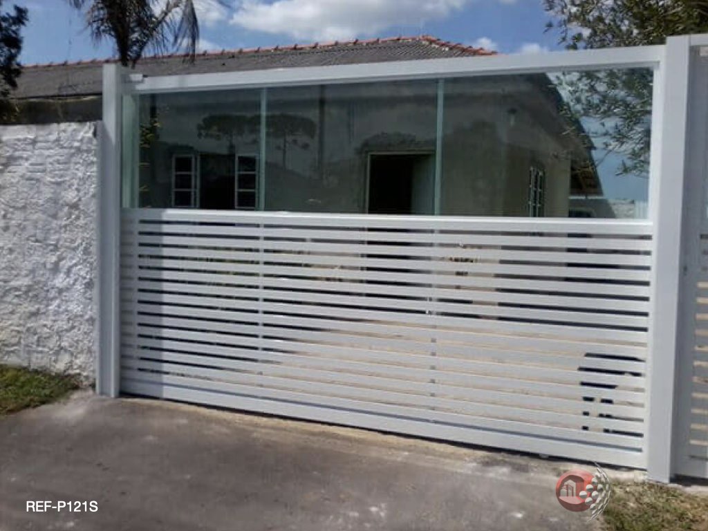Portão Semi-Aberto com Vidro