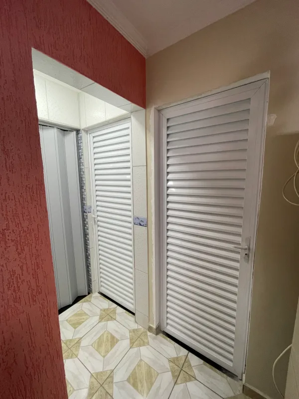 Porta de Giro Fechada com Palheta - Atual Esquadrias