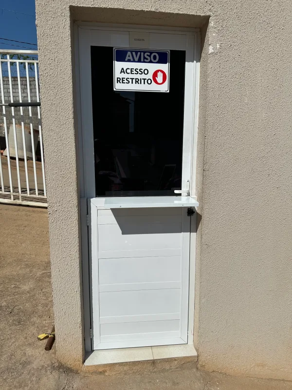 Meia Porta de Giro com Bancada - Atual Esquadrias