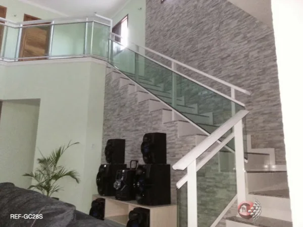 Guarda-corpo em Alumínio Branco com Vidro Verde Temperado - Atual Esquadrias
