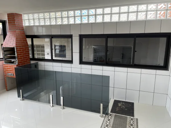 Guarda-corpo com Vidro Temperado e Torre Inox - Atual Esquadrias