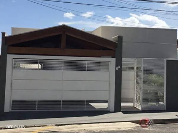 Portão Basculante Fechado no Meio Branco - Atual Esquadrias