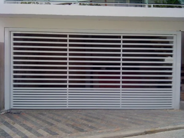 Portão Basculante com Tubos Horizontais Branco - Atual Esquadrias