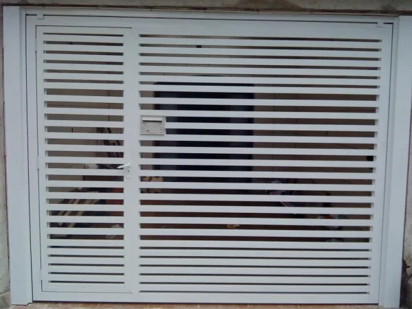 Portão Basculante com Tubos Horizontais Branco - Atual Esquadrias