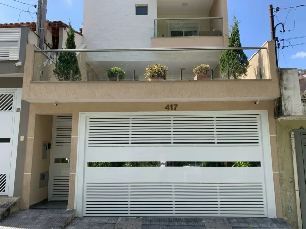 Portão Basculante Fechado com Vidro no Meio Branco - Atual Esquadrias