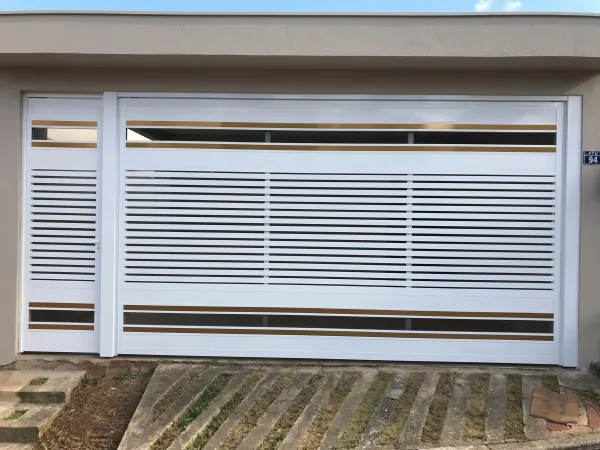 Portão Basculante Branco com Detalhe Dourado - Atual Esquadrias