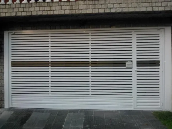Portão Basculante com Tubos Horizontais Branco - Atual Esquadrias