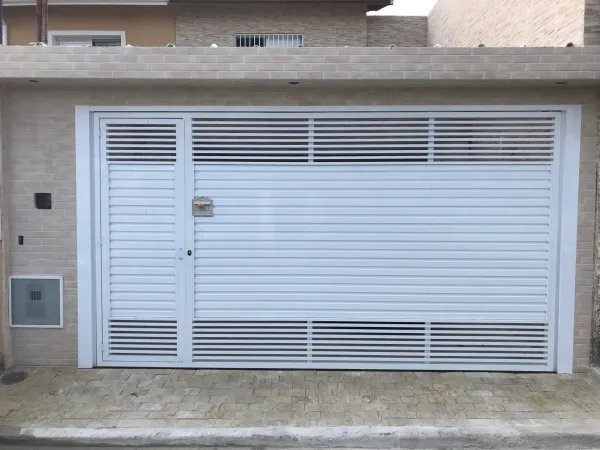 Portão Basculante Fechado no Meio Branco - Atual Esquadrias