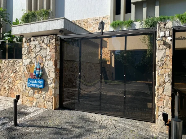Portão Basculante Fechado com Policarbonato - Atual Esquadrias